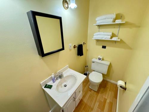 Bilik mandi di Berkshire Retreat Grand Home with Hot Tub and Large Yard, 5 mins from Jiminy Peak