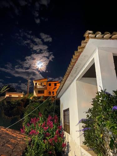 a house at night with the moon in the sky at Doce Lar Hospedaria in Lençóis