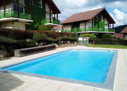 une piscine devant une maison dans l'établissement Splendide appartement Standing Piscine, à Gérardmer