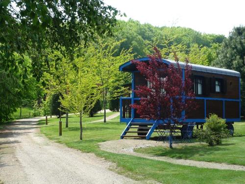 una casa azul al lado de un camino de tierra en Le Village des Monédières en Chamberet