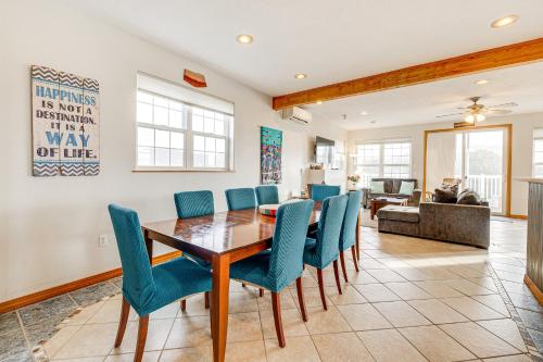 Χώρος καθιστικού στο Walk to Beach Pacific City Home with Bay Views!