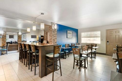 un restaurant avec un bar et une salle à manger dans l'établissement Best Western Van Buren Inn, à Van Buren