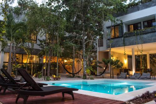 トゥルムにあるNomad Humans Coliving Apartmentsの建物の前のプール