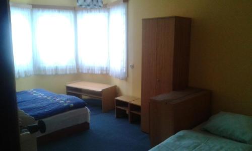 pokój hotelowy z 2 łóżkami i oknem w obiekcie Pomněnka w mieście Pec pod Sněžkou