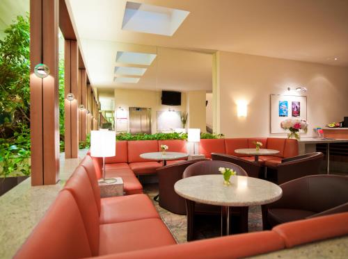 
The lounge or bar area at Hotel Zipser
