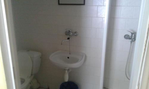 łazienka z toaletą i umywalką w obiekcie Pomněnka w mieście Pec pod Sněžkou