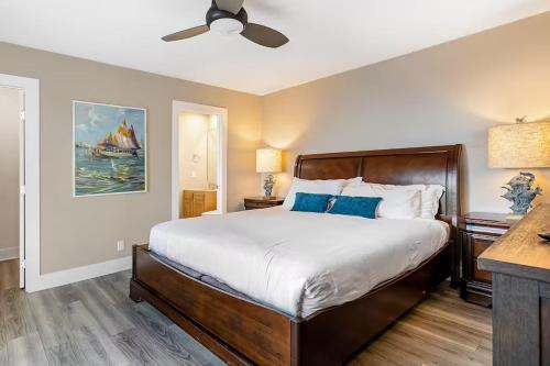 Ένα ή περισσότερα κρεβάτια σε δωμάτιο στο Beachside Oasis in Newport Beach Steps to Balboa Park, Pier, and The Fun Zone!