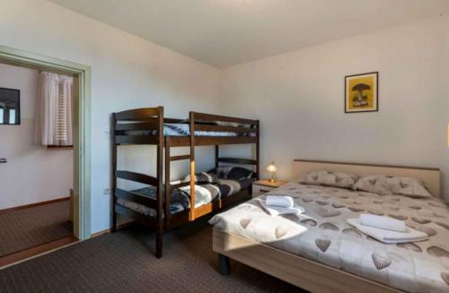 Ένα ή περισσότερα κρεβάτια σε δωμάτιο στο Holiday home in Brest pod Uckom - Istrien 50409
