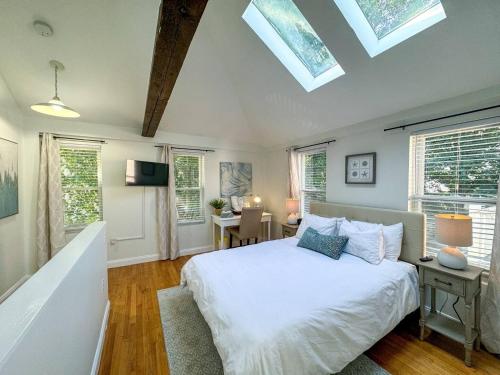 Ένα ή περισσότερα κρεβάτια σε δωμάτιο στο Charming Bi-level Townhouse Near Harvard & Mit