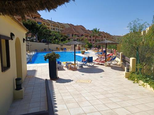 Bazén v ubytování Duquesa Village Cozy Apartment Golf & Beach (Manilva - Malaga) nebo v jeho okolí