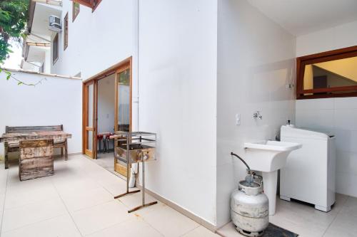 a bathroom with a toilet and a sink at Casa Caiçarinha perto do centro com ar e piscina in Paraty
