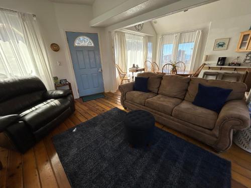Modern Ocean Cabin 27 Stylish Kitchen & Jacuzziにあるシーティングエリア