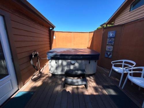 Modern Ocean Cabin 27 Stylish Kitchen & Jacuzziにあるバルコニーまたはテラス