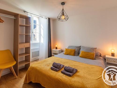a bedroom with a bed with two towels on it at Gîte historique au bord de l'eau, Angers, 2 ch., tout confort, proche commodités et loisirs - FR-1-622-15 in Bouchemaine