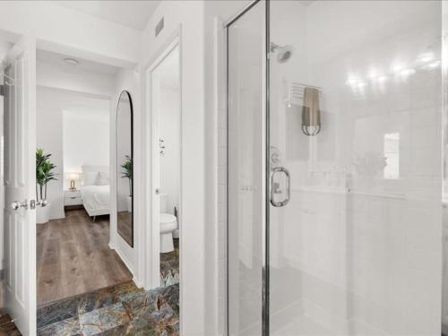 ein Badezimmer mit Dusche mit Glastür in der Unterkunft Irvine Inn Love - Lovely Furnished 3-bed Home in Woodbury in Irvine