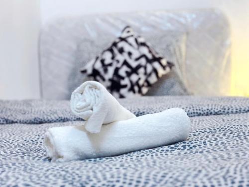 un asciugamano poggiato sopra un letto di Blissful Partition Room in Bur Dubai Near Burjuman Metro a Dubai