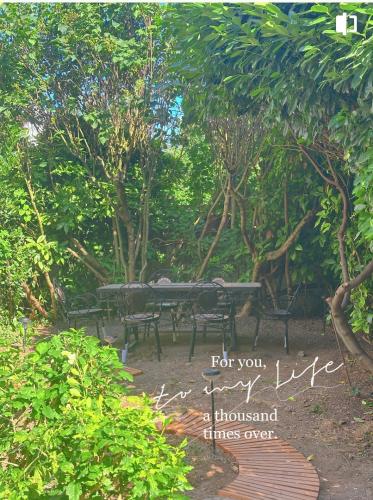 un groupe de bancs dans un parc arboré dans l'établissement Paris maison-4min à Métro7-18min au centre de Paris, à Villejuif