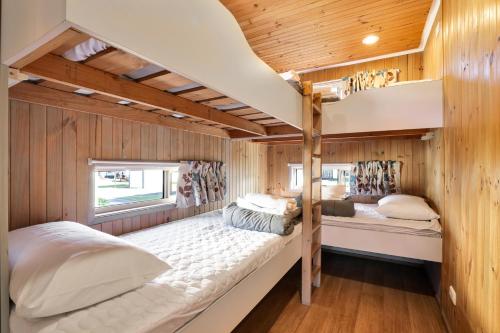2 literas en una casa pequeña en Werri Beach Holiday Park, en Gerringong