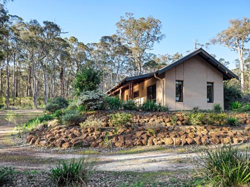 Taman di luar Jarrah Grove Forest Retreat - Adults Only Luxury Chalet
