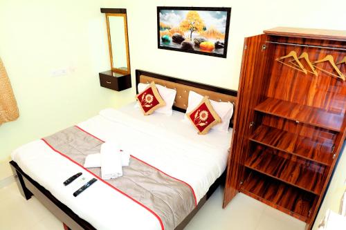 Una cama o camas en una habitación de SRI NILAYAM Inn