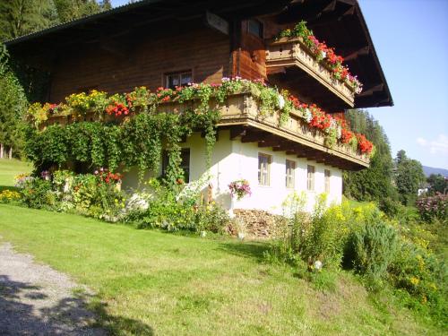 a house with flowers on the side of it at Ellmauhof in Pfarrwerfen