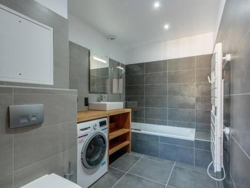 une salle de bain avec une machine à laver et un lavabo dans l'établissement Appartement 10 personnes Champagny-en-Vanoise, parking, animaux admis, balcon, WIFI - FR-1-638-7, à Champagny-en-Vanoise