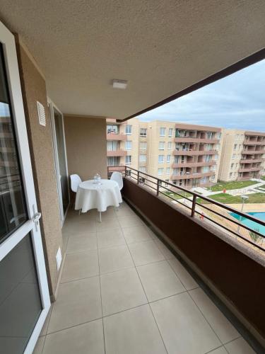 une table sur le balcon d'un bâtiment dans l'établissement Depto Maximo en condominio central 3D 1B Parking Excelente Conectividad,Atención Empresas-Facturas, à Chillán