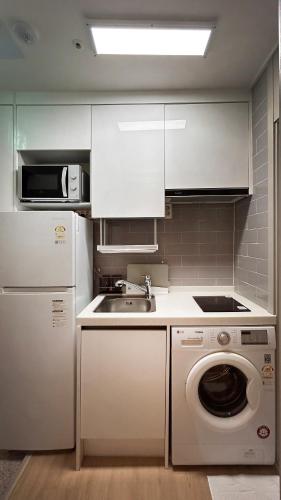Кухня или мини-кухня в Hostel the Camino Seoul
