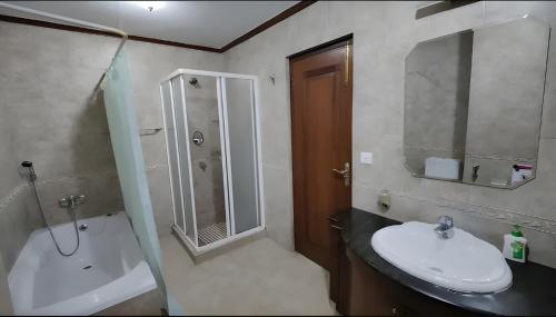 un bagno con lavandino, doccia e WC di Sherpa Home Hotel a Kathmandu