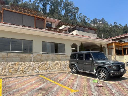 a black jeep parked in front of a building at Grande y exclusivo, Cuenca cerca Parque Calderon, Mall del Río Seguridad 24 horas, 3 parqueos in Turi