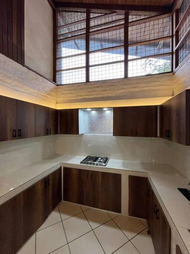 a large kitchen with a large window in the ceiling at Casa de Emmita in Puyo
