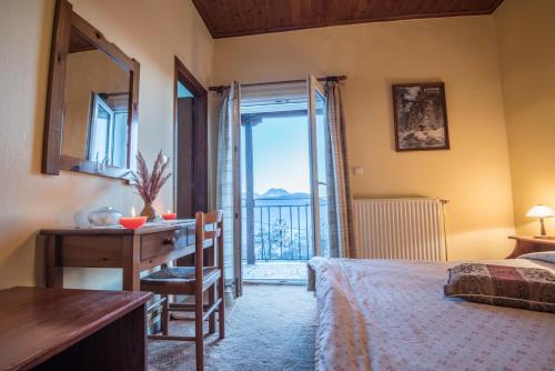 Ein Bett oder Betten in einem Zimmer der Unterkunft To Aidoni