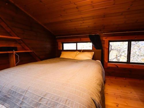 Una cama o camas en una habitación de 熱海 徒然荘-Atami Tsurezure sou- Log house and SPA