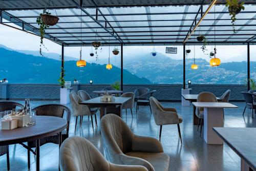 Nespecifikovaný výhled na hory nebo výhled na hory při pohledu z hotelu