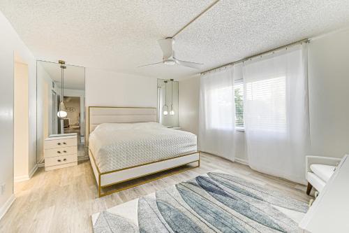 Ένα ή περισσότερα κρεβάτια σε δωμάτιο στο 3 Mi to Downtown Naples Country Club Condo!