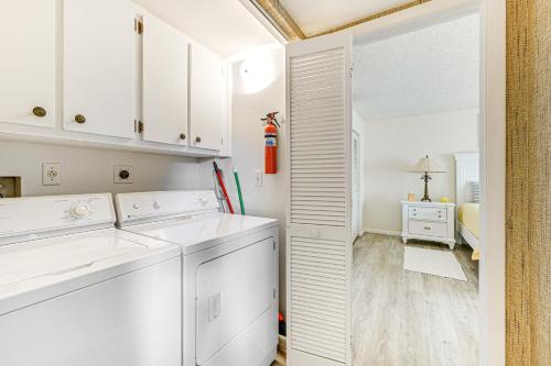 Φωτογραφία από το άλμπουμ του 3 Mi to Downtown Naples Country Club Condo! σε Naples