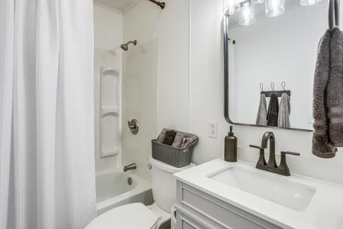 ein Badezimmer mit Waschbecken, Toilette und Spiegel in der Unterkunft Waterfront Port Clinton Cottage 5 Mi to Lake Erie in Port Clinton