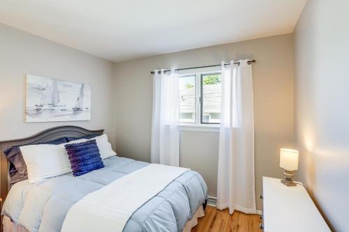 ein Schlafzimmer mit einem Bett und einem Fenster in der Unterkunft Waterfront Port Clinton Cottage 5 Mi to Lake Erie in Port Clinton