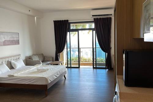 Un pat sau paturi într-o cameră la Carnelian Tower Hotel at Forestcity 4112 with WIFI