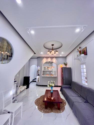 ein Wohnzimmer mit Couch und Tisch in der Unterkunft Hoàng Nga 1 Homestay in Phan Thiet