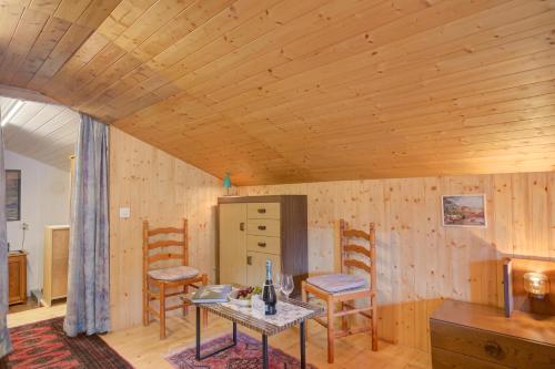 a room with a table and chairs and a wooden ceiling at Ca Contina - Happy Rentals in Frasco