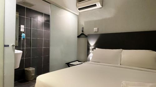 Una cama o camas en una habitación de The Leverage Business Hotel - Rawang