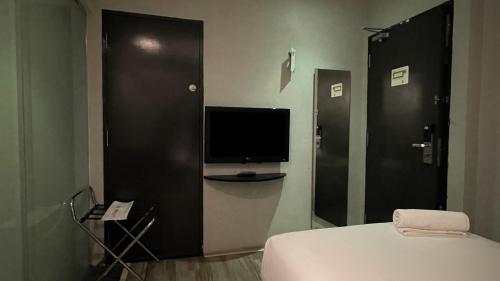Una televisión o centro de entretenimiento en The Leverage Business Hotel - Rawang