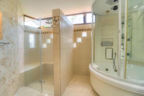 a bathroom with a shower and a glass shower stall at Nice Mansion AC 6BR Pool,Básquet,Playground,Games in Envigado
