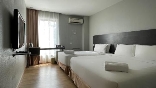 Una cama o camas en una habitación de The Leverage Business Hotel - Rawang