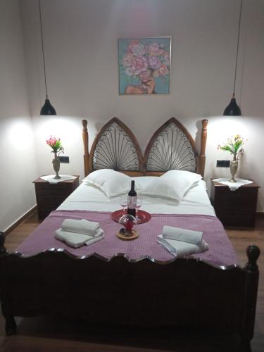 una camera da letto con un letto e un tavolo sopra di GIANNIS House 2 a Kavala