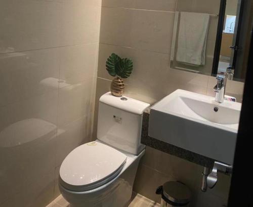 Ένα μπάνιο στο Luxurious 2 BR at Eastwood City