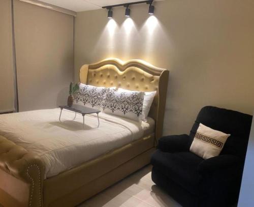 Ένα ή περισσότερα κρεβάτια σε δωμάτιο στο Luxurious 2 BR at Eastwood City