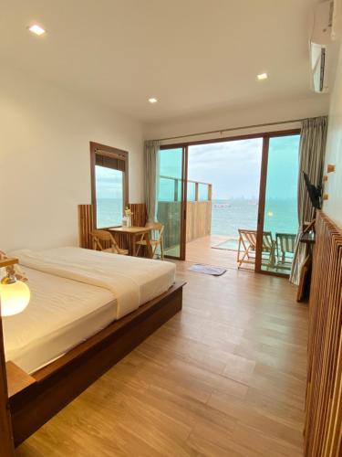Ένα ή περισσότερα κρεβάτια σε δωμάτιο στο Akina Beach Resort KohLarn อกินะบีช รีสอร์ทเกาะล้าน
