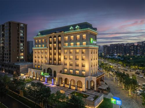 大同大同平城智选假日酒店的一座城市里灯火通明的大建筑